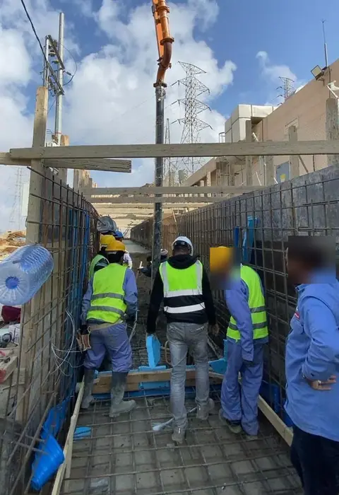 الفريق داخل قناة الكابلات قبل الصب