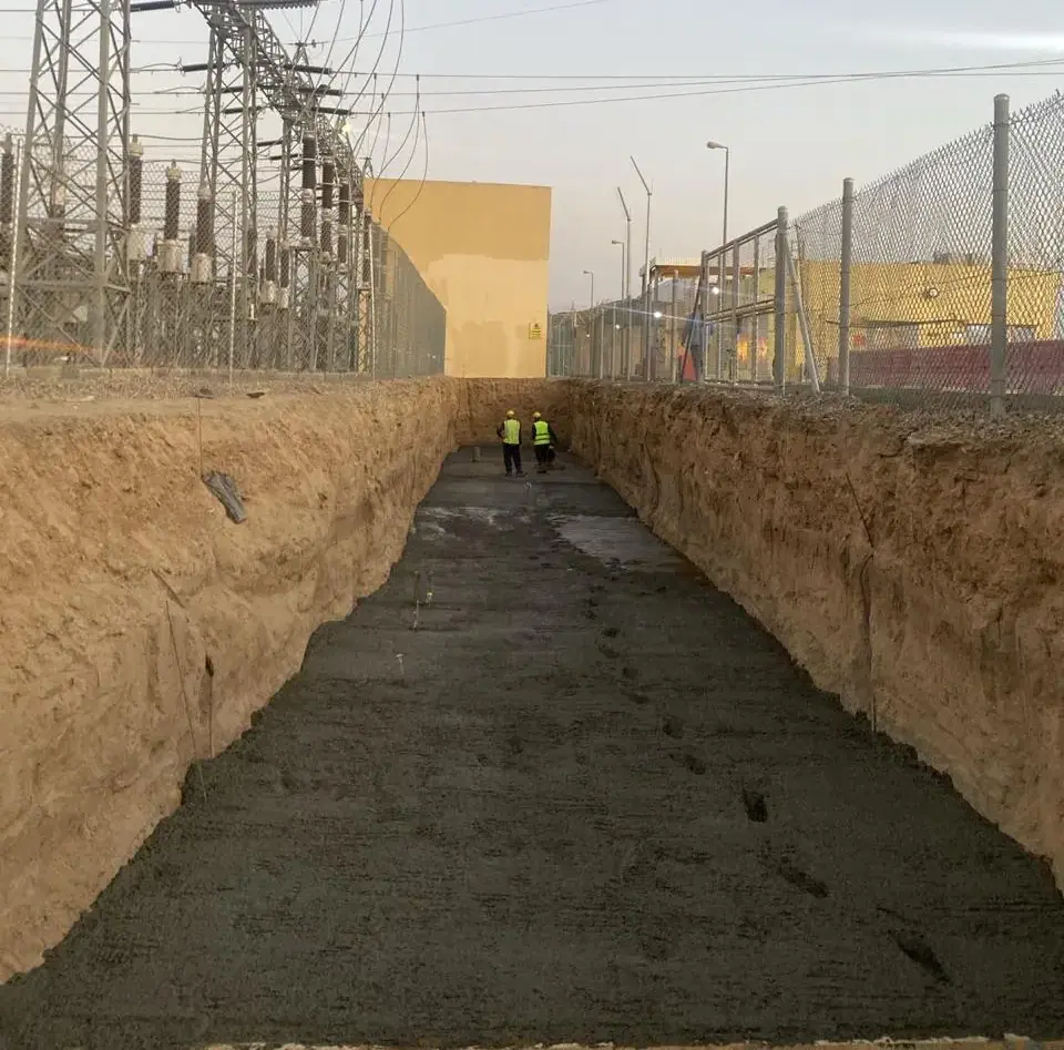 خندق محفور بجوار المحطة