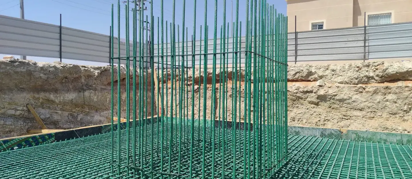 قفص العمود على حصيرة القاعدة