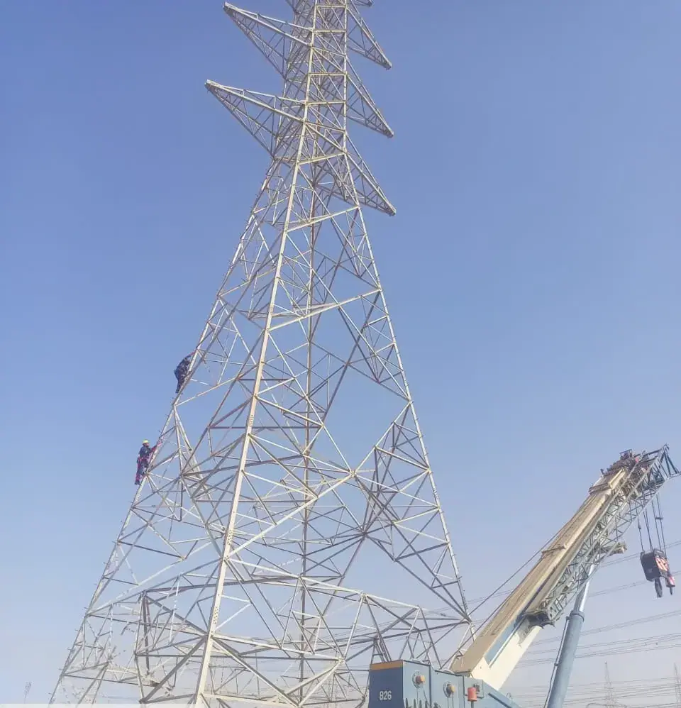 رفع بالرافعة على برج شبكي