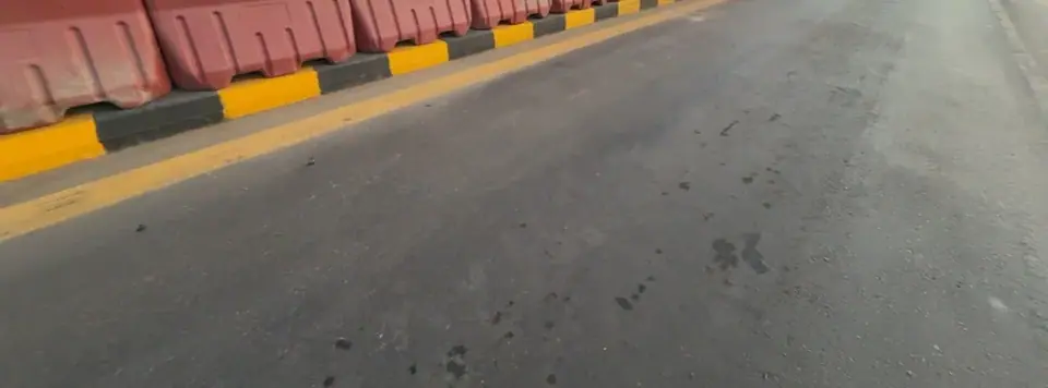 خط حواجز على طريق مفتوح للحركة