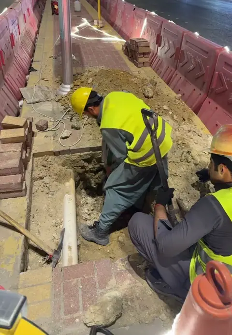 حفر يدوي بجوار الجزيرة الوسطية