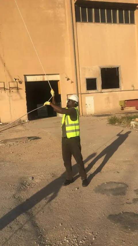 رفع حبل نحو البرج