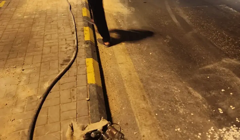 قطع بالمنشار على امتداد حافة الرصيف