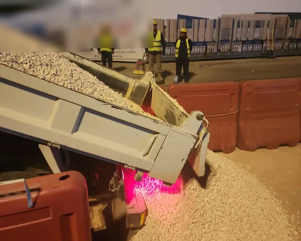 إفراغ مواد الفرشة في الخندق